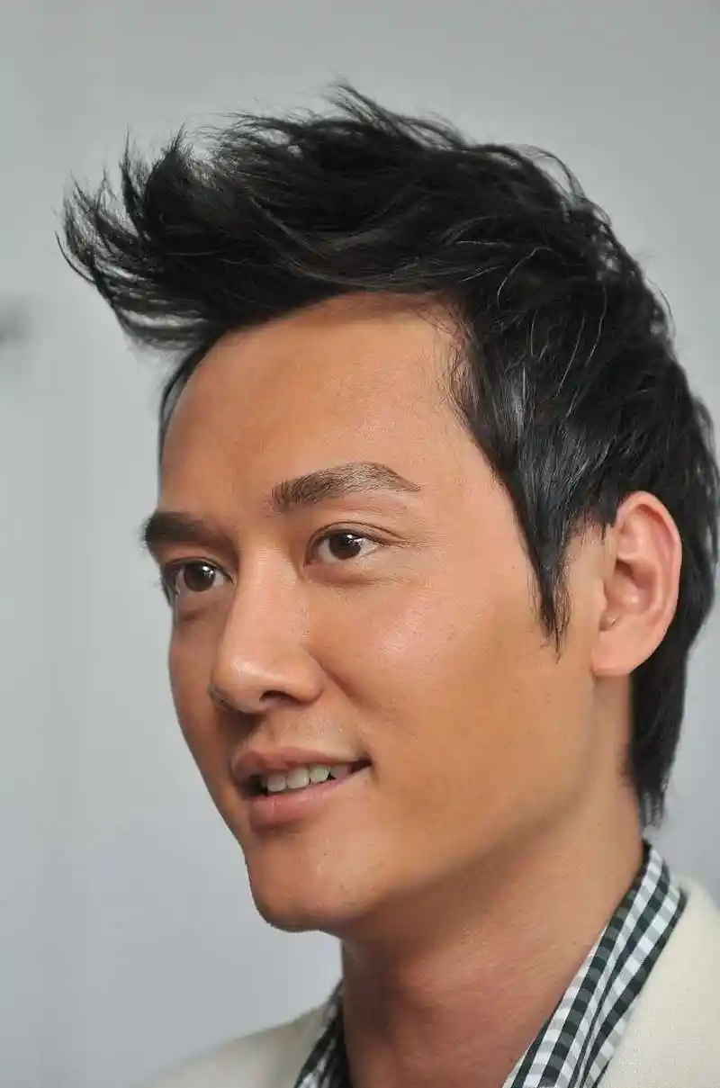 冯绍峰的早期怼脸生图,除了发际线,几乎无可挑剔[左捂脸]!