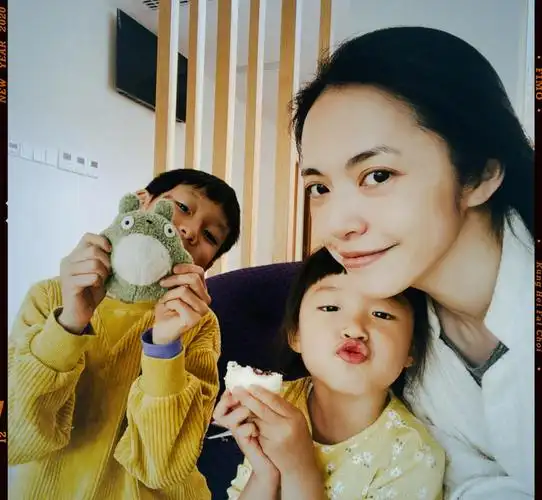 姚晨晒不同年龄照片庆祝42岁生日15岁时期嫩得能掐出水来