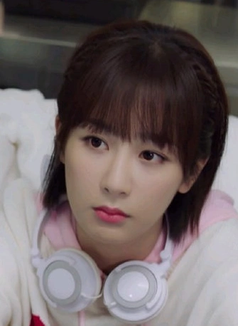 杨紫晒"长发版"佟年,网友赞:最美佟年 长发短发总相宜-项城网