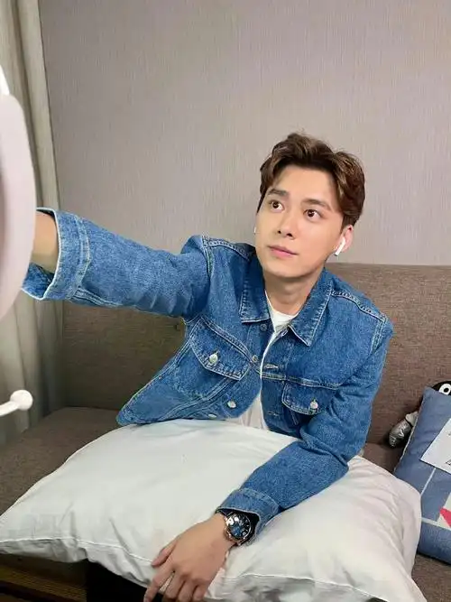 挑战每天按相册顺序发一张李易峰的照片