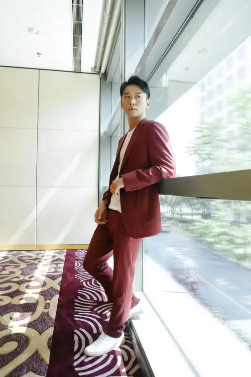 郑奇初秋写真曝光 红色西装吸睛又撩人__凤凰网