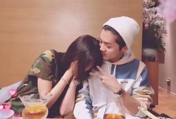 关晓彤晒照中指露戒,疑与鹿晗订婚,网友:男方27官宣女方27订婚