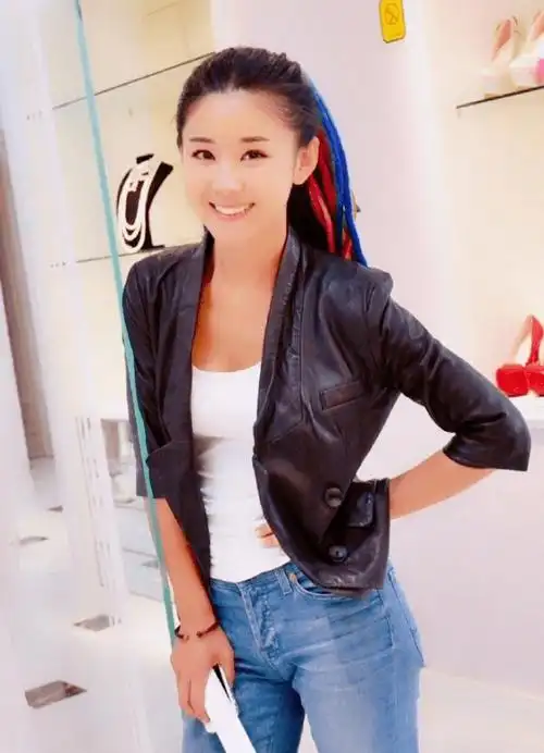 李小萌真随意穿无袖背心配格纹睡裤就走机场看上去显胖不少