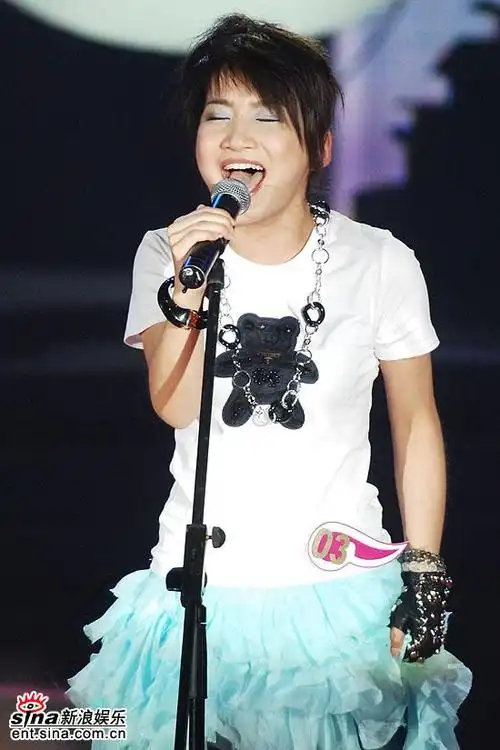 图文:超级女声总决赛8进6-艾梦萌坐在话筒前(18)