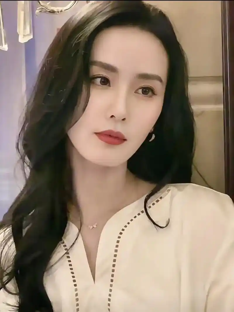 刘诗诗是动了鼻子吗,昨天晚宴上的怼脸拍甚至有点儿像白鹿!