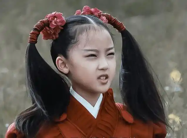 天山童姥这一角色由演员张婉儿扎着两个双马尾,头上还拿红色花花编制