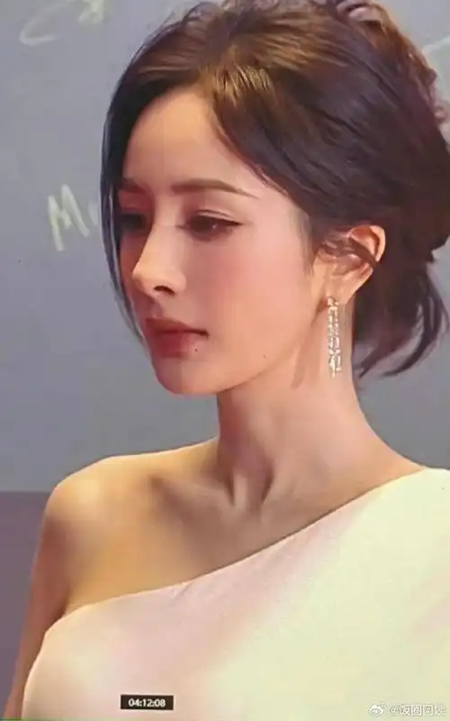 杨幂的骨相太优越太精致了,侧脸和正脸都是神女级别#杨幂的脸是神女