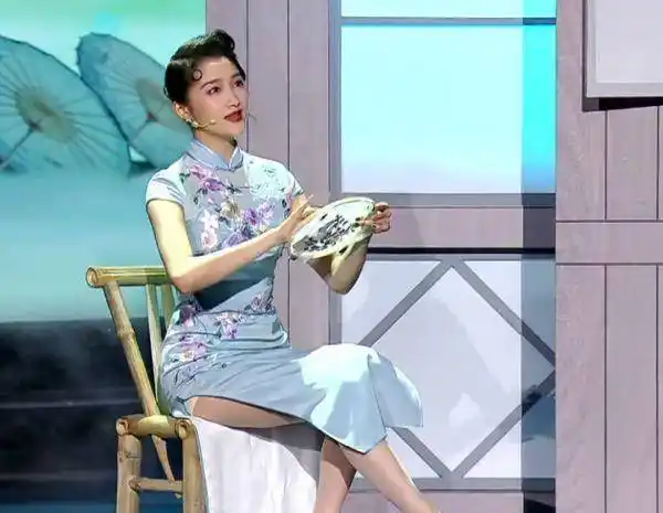 服了关晓彤,体重过110斤还穿旗袍,勒出"麒麟臂"后期都没法救场_形象