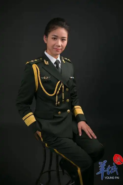 图集国门线上的退伍女军人换了服装但初心未改