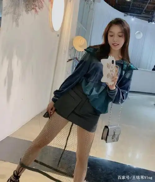 也说姜贞羽有"神颜"?看看她19岁的红毯不是修图,只是两个人