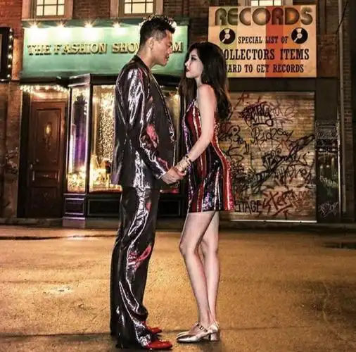 jyp大佬朴振荣晒花絮照,闪光西装配红色高跟鞋惊艳,宣美港风红唇秀