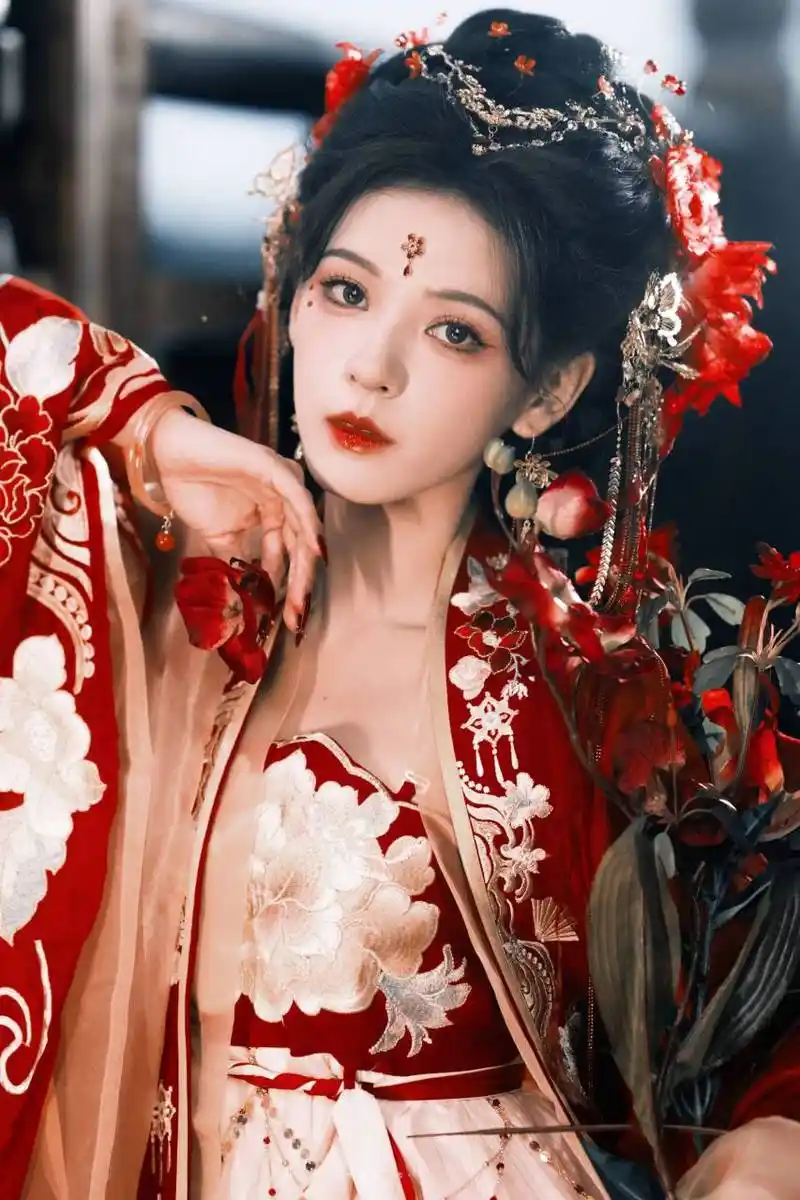 绝了,张予曦国风大典红衣古装妆造#养眼美女# #张予曦##国风大典