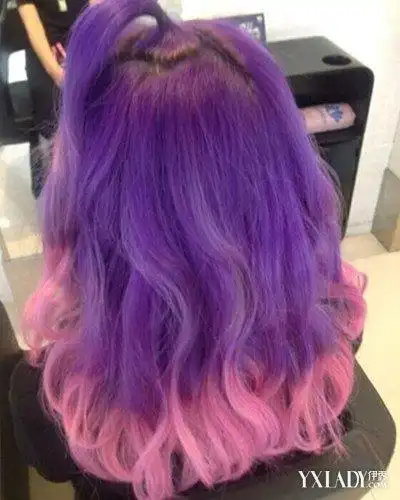 栗色,棕色等,但下面小编要大家推荐的绝对能眼前一亮,炫丽紫色头发