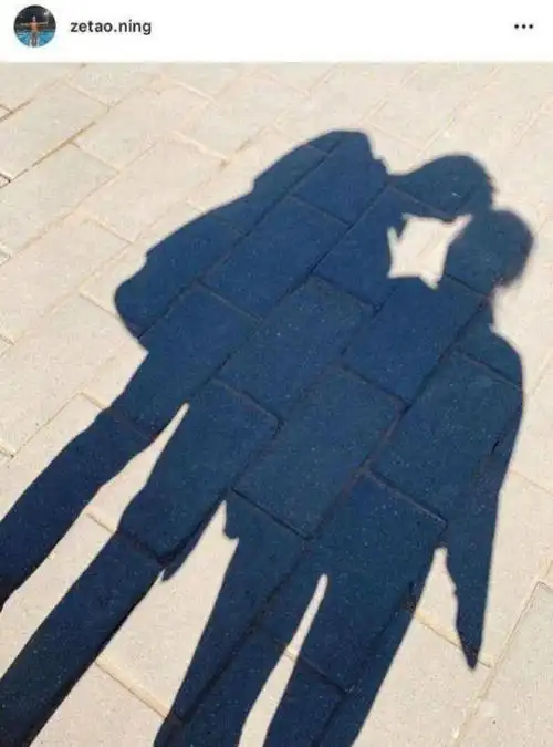 他拍下了两人牵手的影子照,但没有透露女孩的真实身份.