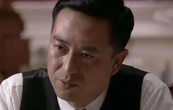 张嘉译的演技可谓是十分出色,而且他出演的作品也是广受好评.