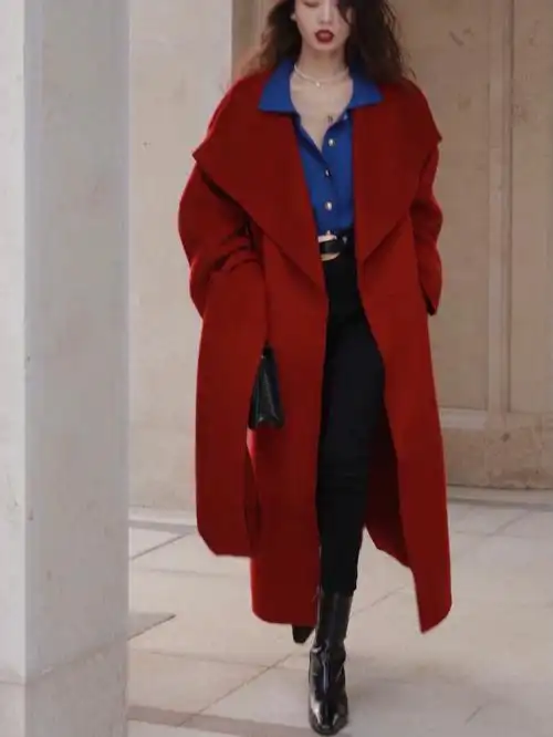 红色是艳丽 热烈 奔放的是复古的代名词复古红与克莱因蓝与高级黑搭配