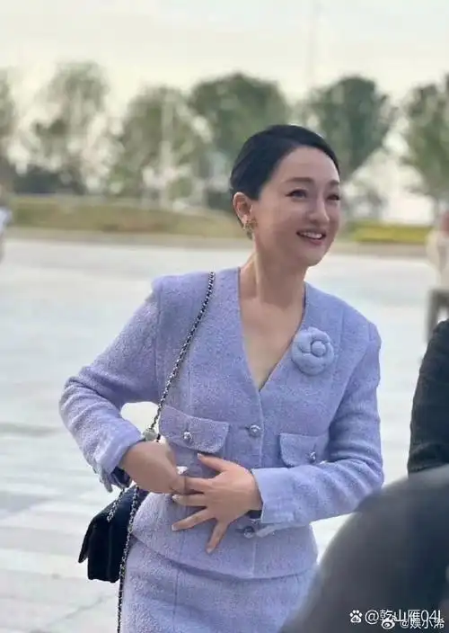 50岁的周迅状态真好,越老越有味道了