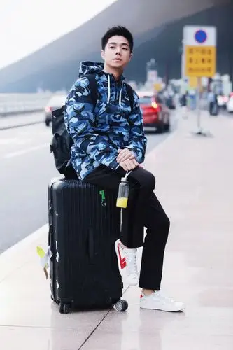 袁成杰新剧热播 帅气上演机场暴走