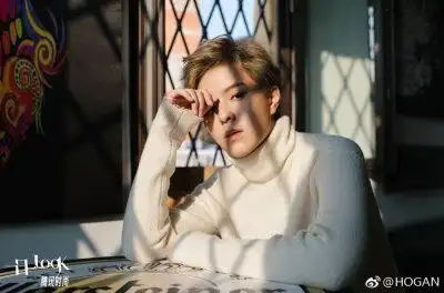 火箭少女101sunnee杨芸晴米兰时装周look1