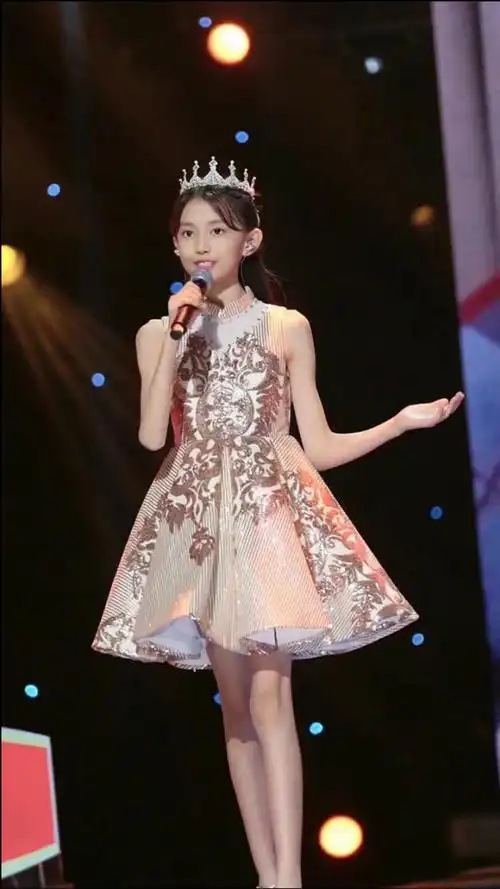 宋小睿翻唱《世界这么大还是遇见你》,舞台风超有明星范,未来可期!