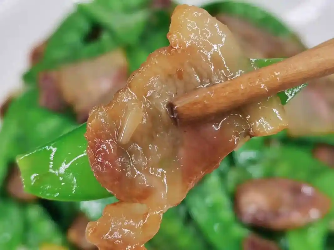 粤菜经典小炒荷兰豆炒腊味,腊味醇香,脆嫩爽口,简单易学有窍门