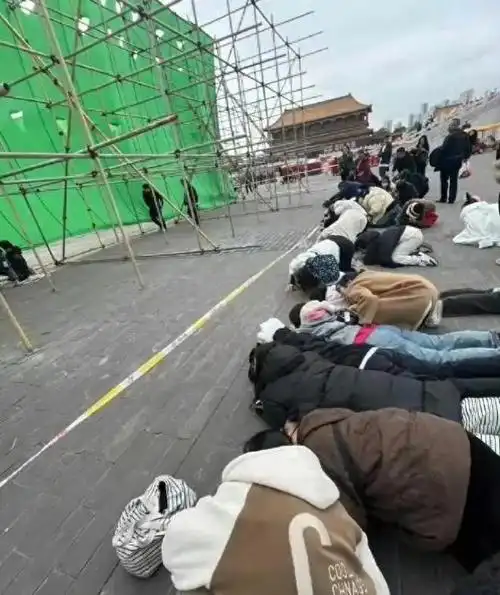 横店30多度穿羽绒服上班肖战管理不了你们我还管理不了衣服