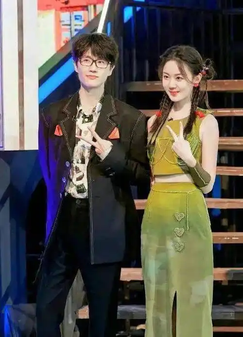 33岁汪苏泷恋情疑曝光与素人女友聚餐回家网友该谈恋爱了