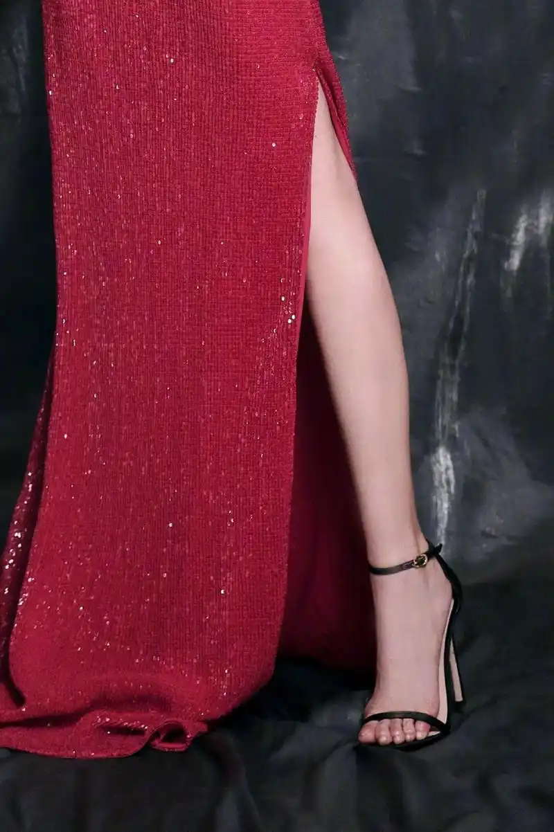 陶虹黑色一字带高跟凉鞋,如同夜空中的明星,闪耀动人.