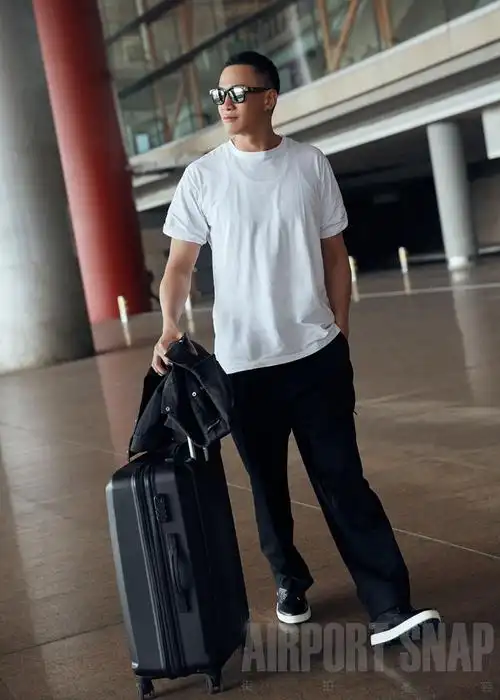 何润东简约造型玩转机场街拍风