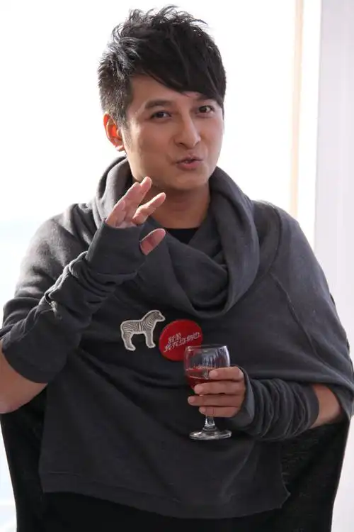 谢娜下跪致歉引热议 快乐家族赚钱副业大曝光