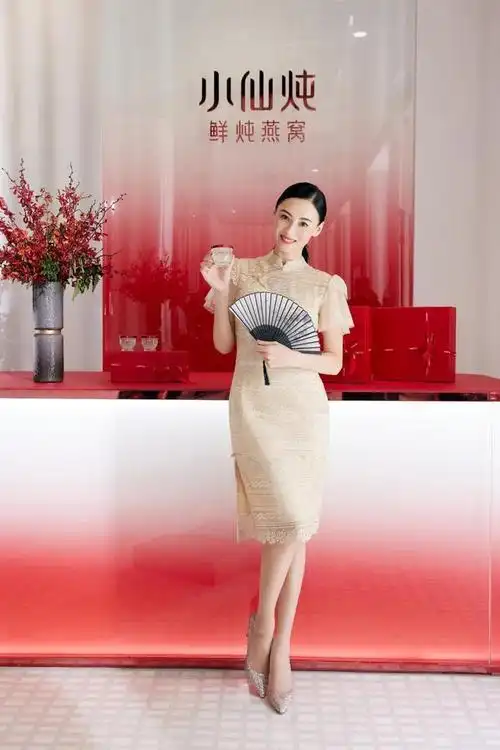 张柏芝真不拿自己当阿姨,穿蕾丝旗袍秀身材,甜美打扮不像仨娃妈