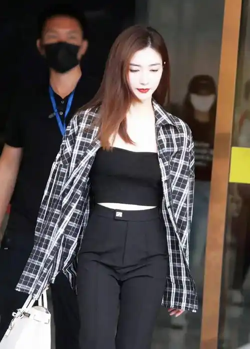 原创江疏影格子衬衫内搭抹胸配黑色西裤肤白貌美巨显瘦