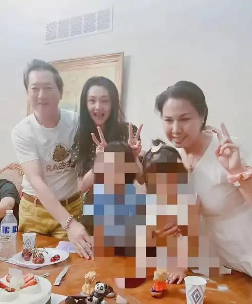 郑爽与儿女合照曝光!全家围在一起庆生,龙凤胎都长大了!