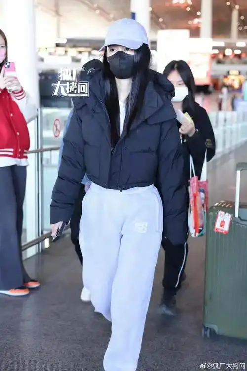 实力演员李沁今日北京机场生图出炉啦沁沁好漂亮啊