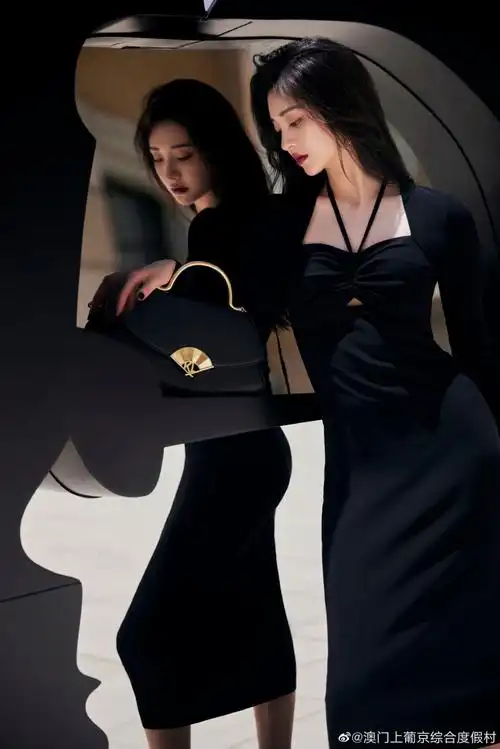周洁琼_official身着黑色长裙搭配金色高跟鞋78现身澳门卡尔拉格斐