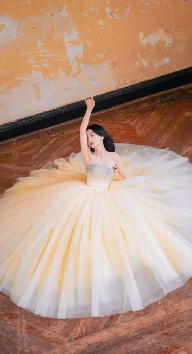 angelababy 金色礼服长裙写真,真的是优雅灵动的内娱美人