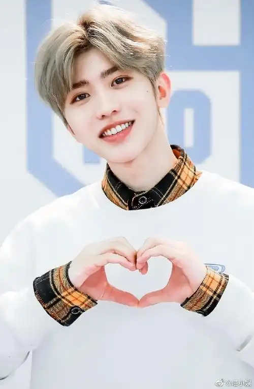 蔡徐坤花式比心小合集96是霸道总裁,也是超级可爱的蔡甜甜#蔡徐坤