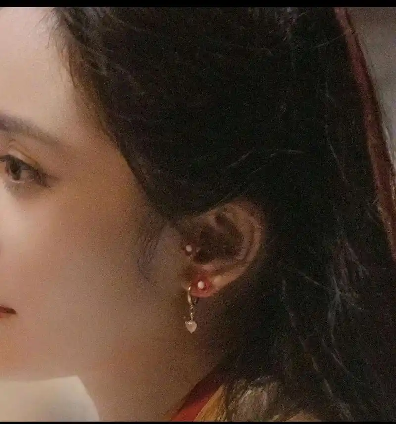 封面女郎杨幂耳朵上竟有11个耳洞,网友直呼"太疯狂了"!