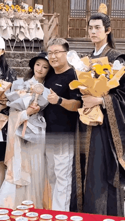 95后吴佳怡小鸟依人好"体贴",大合影时主动依偎在男导演身上