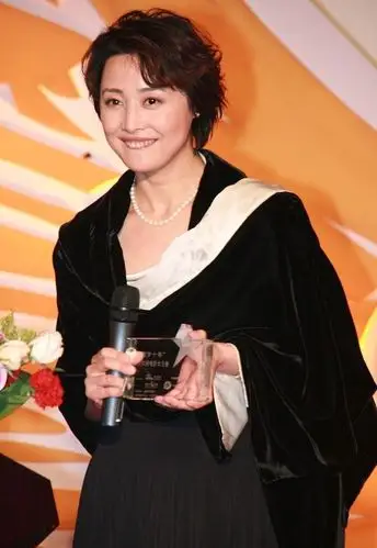 50出头的刘蓓仍然不显老,与小14岁的女演员并肩,仍然有优势