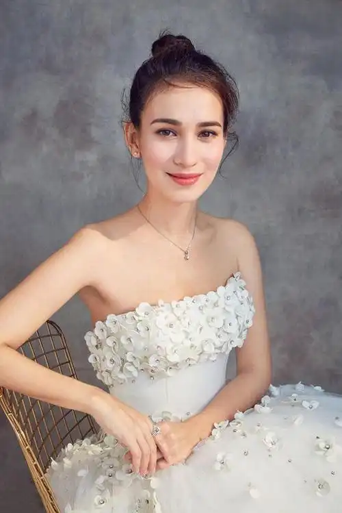 韩庚赶在年底结婚,娇妻卢靖姗是中美混血儿,穿婚纱裙很好看