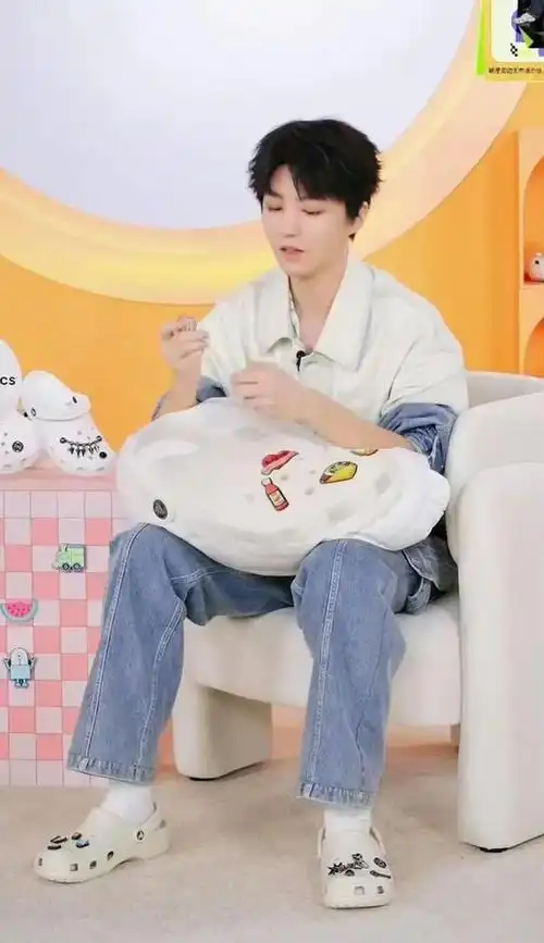 帅气演员王俊凯最新直播生图出炉啦小凯可爱帅气呀