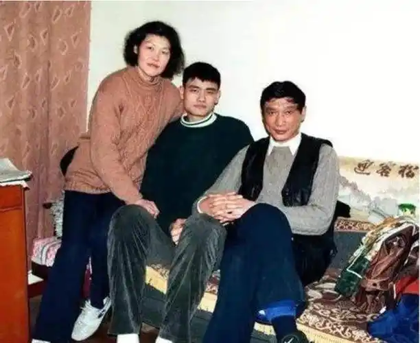 姚明母亲方凤娣:身高1米88曾是女篮队长,定居美国给姚明带女儿