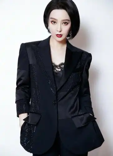 范冰冰短发高调亮相,大尺度真空穿镶钻西装,"国际范" .