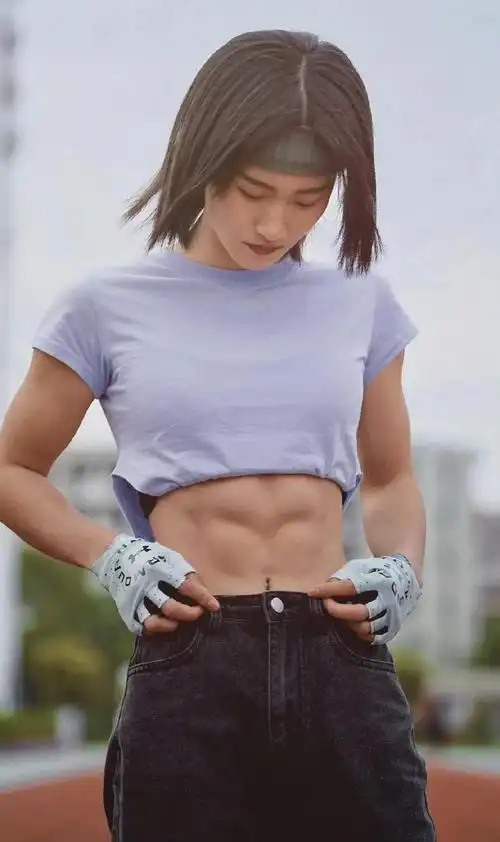 块腹肌",被人民日报推上热搜,引来亿万网友围观的99年宁大女学生