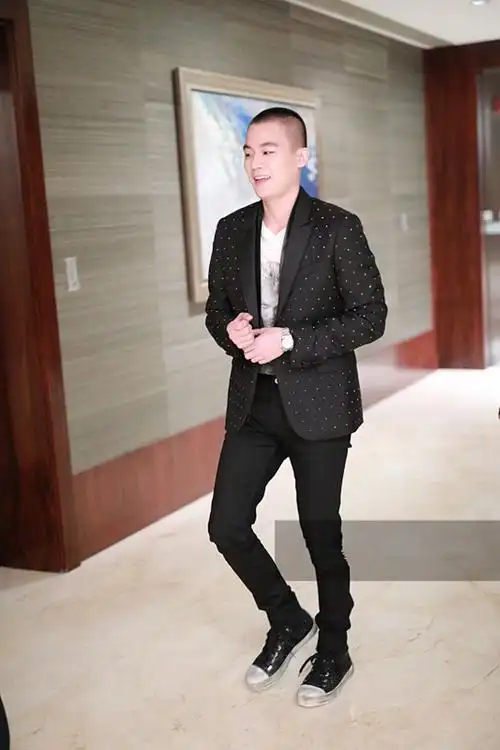 欧豪穿黑色圆点西装内搭印花t现身 留寸头行走间风度翩翩