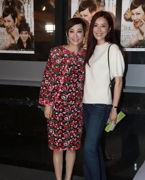 周润发的前妻余安安穿衣真胆大穿银色开叉连体裤展现高挑身材