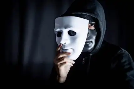 神秘的帽衫戴着白色面具的黑面具人.匿名社交屏蔽.