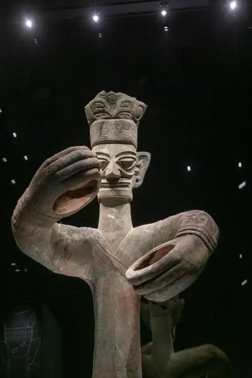 三星堆大立人,三星堆博物馆最神秘的宝藏|青铜|文物|祭祀坑_网易订阅