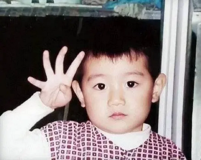 明星童年照:王一博奶膘太可爱,热巴从小美到大,沈腾从小就搞笑_小时候